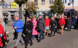 Ksiądz Stanisław Kadziński i wójt Mirosław Zieliński z Bursztynowymi Łukami