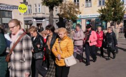Ksiądz Stanisław Kadziński i wójt Mirosław Zieliński z Bursztynowymi Łukami