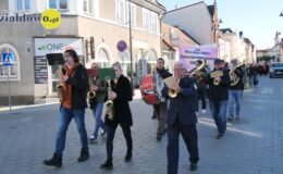 Ksiądz Stanisław Kadziński i wójt Mirosław Zieliński z Bursztynowymi Łukami