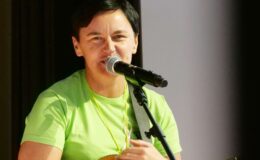 Ksiądz Stanisław Kadziński i wójt Mirosław Zieliński z Bursztynowymi Łukami