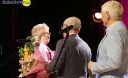 Ksiądz Stanisław Kadziński i wójt Mirosław Zieliński z Bursztynowymi Łukami