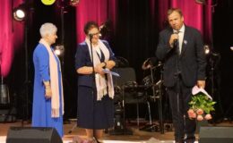 Ksiądz Stanisław Kadziński i wójt Mirosław Zieliński z Bursztynowymi Łukami