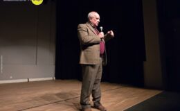 bohater spotkania Waldemar Mierzwa, stoi na scenie