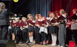 chór wraz z dyrygentem, na scenie Miejskiego Domu Kultury w Działdowie