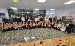 zdjęcie grupowe przedszkolaków, rodziców, dyrekcji wraz z paniami nauczycielkami oraz burmistrza