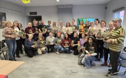 pamiątkowa fotografia uczestników warsztatów "Świąteczny las w słoiku" (II tura) wraz z prowadzącym