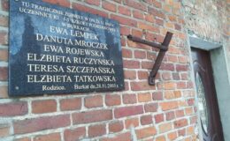 tablica na budynku szkoły (obecnie punkt przedszkolny) w Burkacie, upamiętniająca tragicznie zmarłe dziewczynki