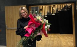 dyrektor PCPR Katarzyna Napiwocka z kwiatami