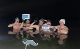 grupa mężczyzn w jeziorze