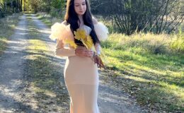 stoi na polnej drodze Lena Gmurczyk