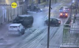 kadr z miejsca zdarzenia, gdzie opel uderza w mercedesa na ul. Jagiełły w Działdowie