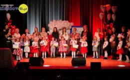na scenie w sali MDK w Działdowie stoją dzieci i osoby dorosłe podczas I Festiwalu Piosenki Patriotycznej "Moja Mała Ojczyzna" zorganizowanego przez Niepubliczne Przedszkole UMisia