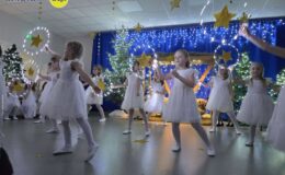 przedszkolaki tańczą podczas jasełek