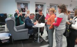 poeta Wojciech Kass podpisuje czytelnikom swój tom poezji „Medytacje na 31 dni” w MBP w Działdowie