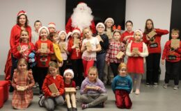 pamiątkowa fotografia uczestników warsztatów z panią Bożeną i Mikołajem