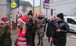 Wesoła „Sztafeta z Mikołajem” na ulicach miasta
