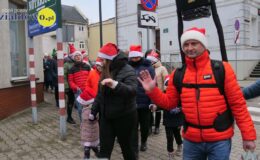 Wesoła „Sztafeta z Mikołajem” na ulicach miasta