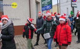 Wesoła „Sztafeta z Mikołajem” na ulicach miasta