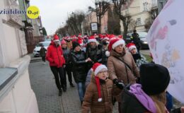 Wesoła „Sztafeta z Mikołajem” na ulicach miasta