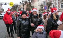 Wesoła „Sztafeta z Mikołajem” na ulicach miasta