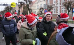 Wesoła „Sztafeta z Mikołajem” na ulicach miasta