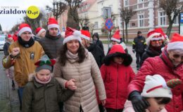 Wesoła „Sztafeta z Mikołajem” na ulicach miasta