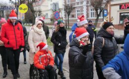 Wesoła „Sztafeta z Mikołajem” na ulicach miasta