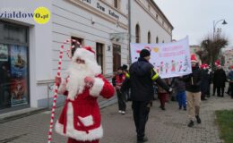 Wesoła „Sztafeta z Mikołajem” na ulicach miasta