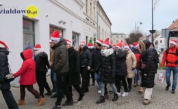 Wesoła „Sztafeta z Mikołajem” na ulicach miasta