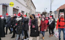 Wesoła „Sztafeta z Mikołajem” na ulicach miasta