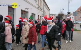 rupa osób idąca ulicą Działdowa w "Sztafecie z Mikołajem"