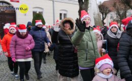 Wesoła „Sztafeta z Mikołajem” na ulicach miasta