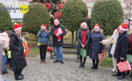 Wesoła „Sztafeta z Mikołajem” na ulicach miasta