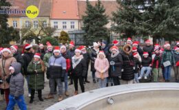 Wesoła „Sztafeta z Mikołajem” na ulicach miasta