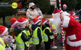 Wesoła „Sztafeta z Mikołajem” na ulicach miasta