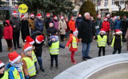 Wesoła „Sztafeta z Mikołajem” na ulicach miasta