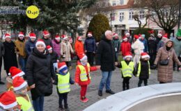Wesoła „Sztafeta z Mikołajem” na ulicach miasta