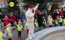 Wesoła „Sztafeta z Mikołajem” na ulicach miasta