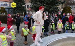 Wesoła „Sztafeta z Mikołajem” na ulicach miasta