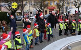 Wesoła „Sztafeta z Mikołajem” na ulicach miasta