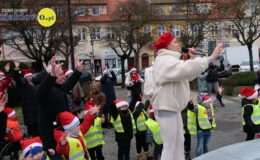 Wesoła „Sztafeta z Mikołajem” na ulicach miasta