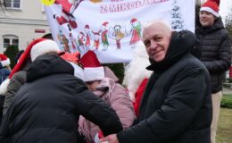Wesoła „Sztafeta z Mikołajem” na ulicach miasta