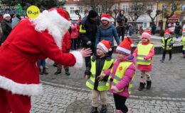 Wesoła „Sztafeta z Mikołajem” na ulicach miasta