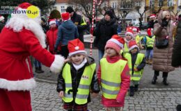 Wesoła „Sztafeta z Mikołajem” na ulicach miasta