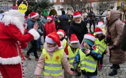 Wesoła „Sztafeta z Mikołajem” na ulicach miasta