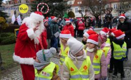 Wesoła „Sztafeta z Mikołajem” na ulicach miasta