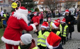 Wesoła „Sztafeta z Mikołajem” na ulicach miasta