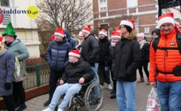 Wesoła „Sztafeta z Mikołajem” na ulicach miasta