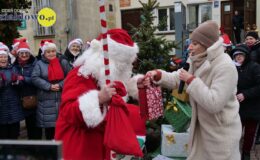 Wesoła „Sztafeta z Mikołajem” na ulicach miasta