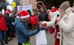 Wesoła „Sztafeta z Mikołajem” na ulicach miasta